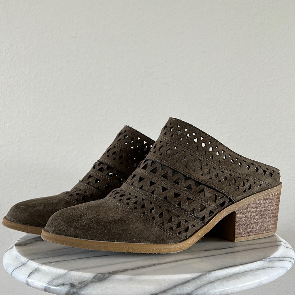 Size 7.5 Olive/Brown Laser Cut Mules